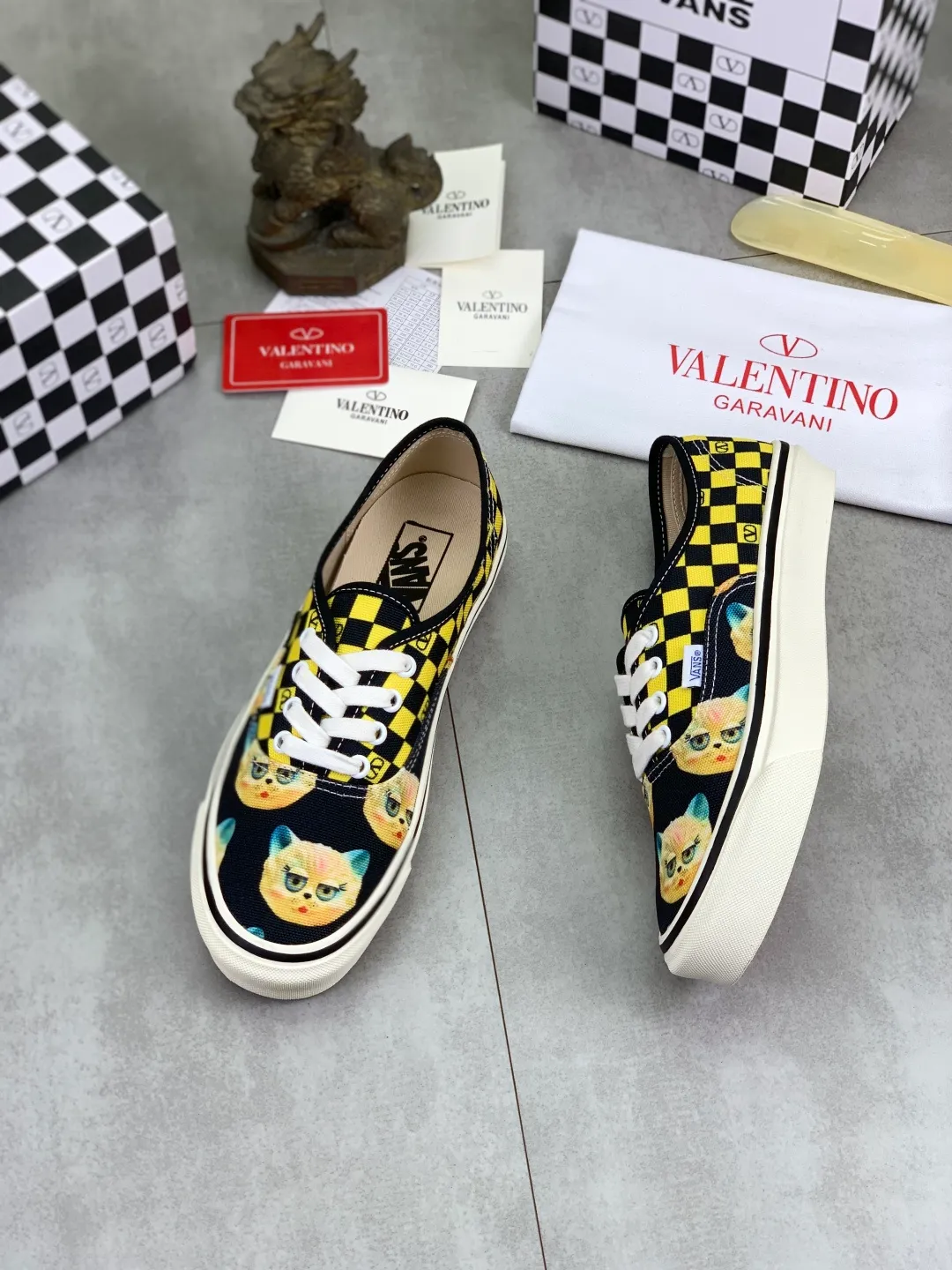 Men's shoes 💰P460 New Valentino❌Wans co-branded Valentino and Vans release new co-branded sneakers, integrating Valentino's Italian high-definition aesthetics and Vans's free and authentic spirit, giving classic shoes a personality that spans the ages. Many stars - Jolin Tsai. Yang Zi. Liu Wen. Ma Baiquan. Choi Soobin. freen. Song Zuer. JJ Lin. zel. Cecilia Cheung. shark. Xin Yunlai...Same style. Female model: 35-42 (41.42 is custom-made and non-refundable) Men's model: 39-46 (45.46 is custom-made and non-refundable)